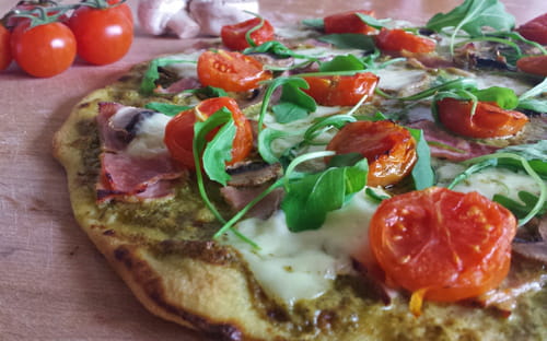 Pizza au pesto, jambon et champignons