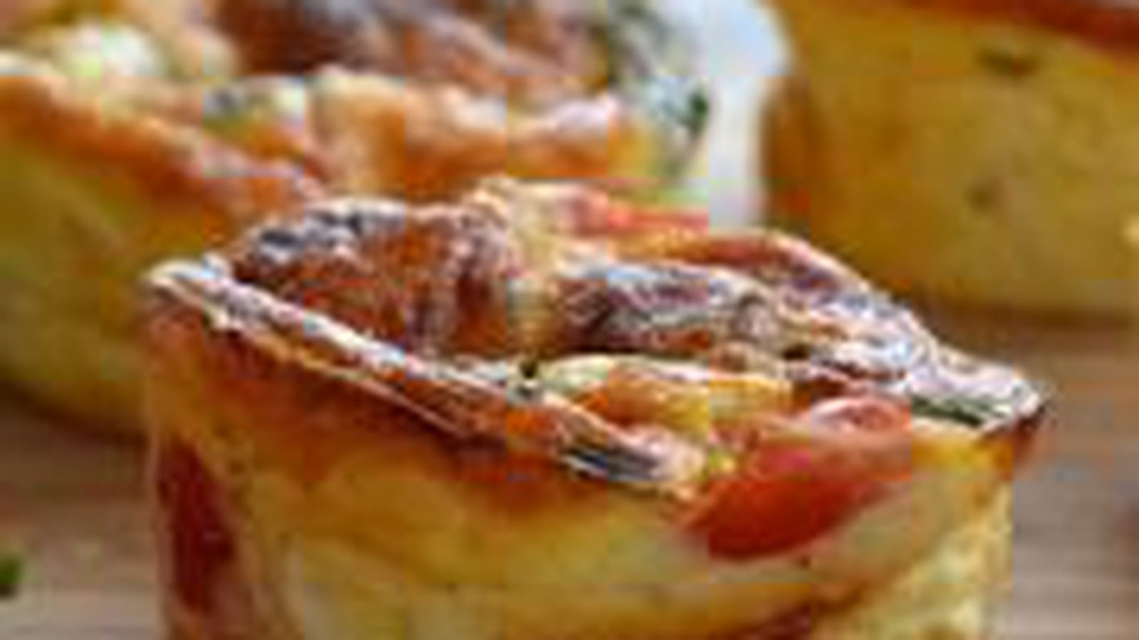 Mini-quiches au poulet, cheddar, tomates cerise et ciboulette