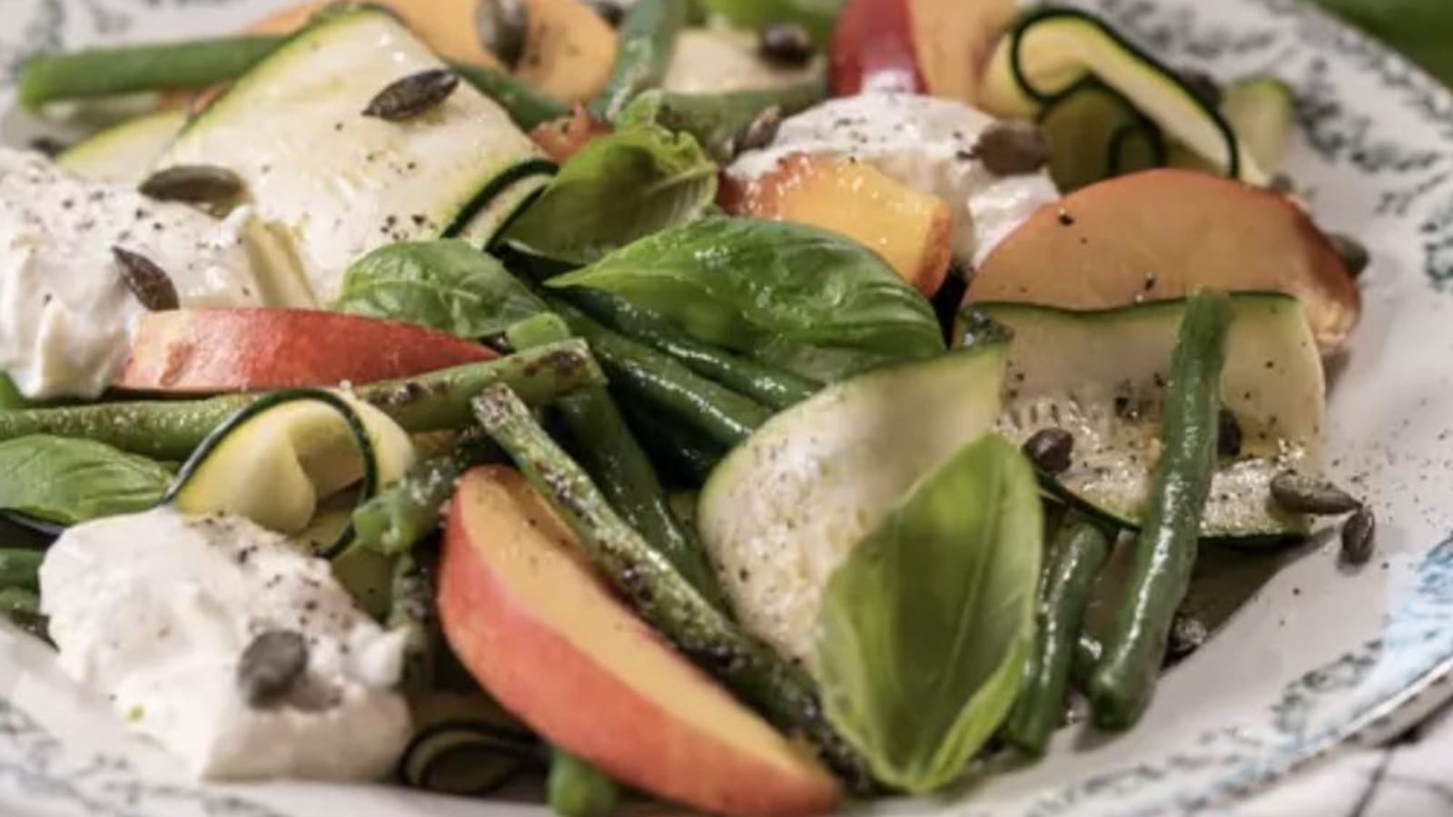 Salade de courgettes, haricots verts grillés, nectarine et ricotta