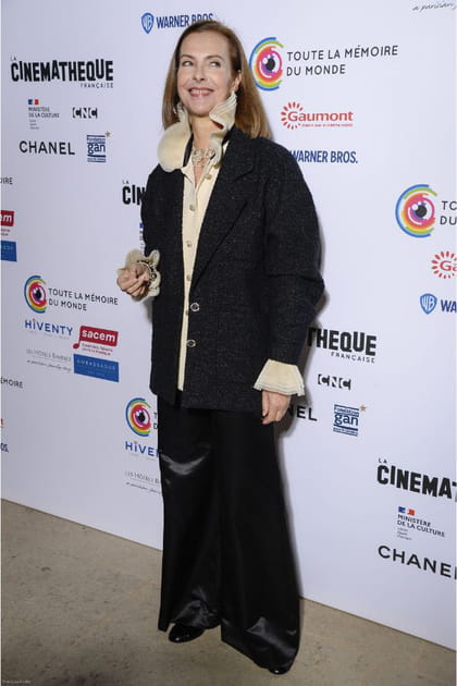 Carole Bouquet en blazer ample et chemise à col fantaisie