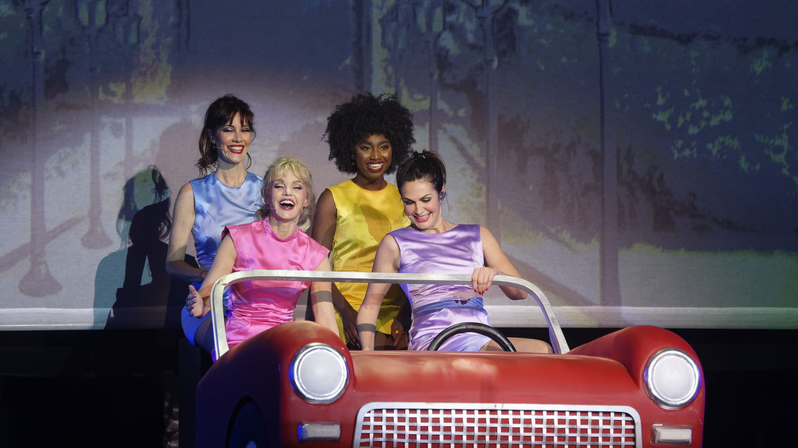 Mareva Galanter, Inna Modja, Arielle Dombasle et Helena Noguerra : ça roule dans "Les Parisiennes"