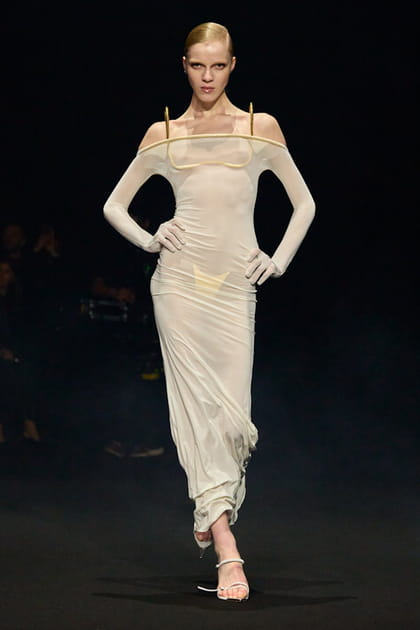 Robe nude transparente et sous-vêtement fluo aperçus sur le défilé Mugler