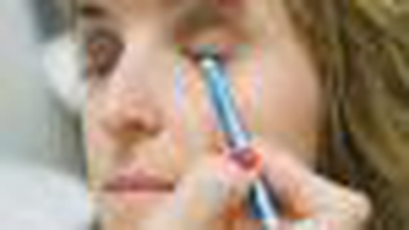 Le trait de crayon turquoise