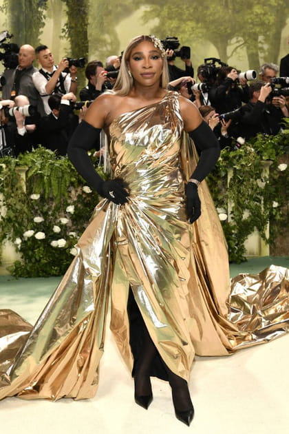 Serena Williams a sorti la couverture de survie (et les gants longs) pour affronter le Met Gala