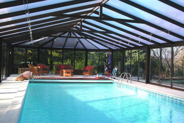 Une piscine extérieure couverte et chauffée