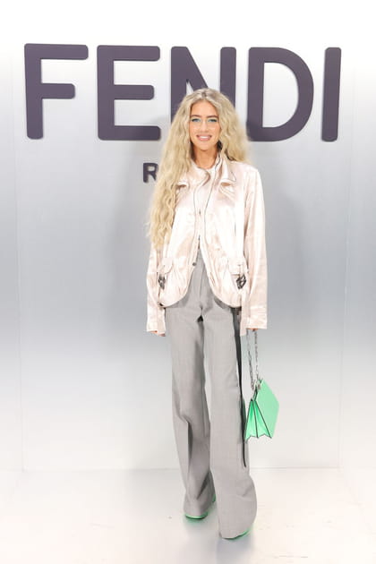 Emili Sindlev en veste rose clair et pantalon de costume ample gris au d&eacute;fil&eacute; Fendi
