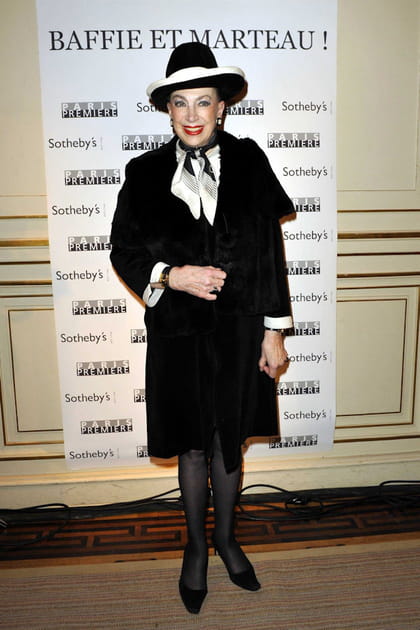 Geneviève de Fontenay en chapeau, manteau et foulard bicolores