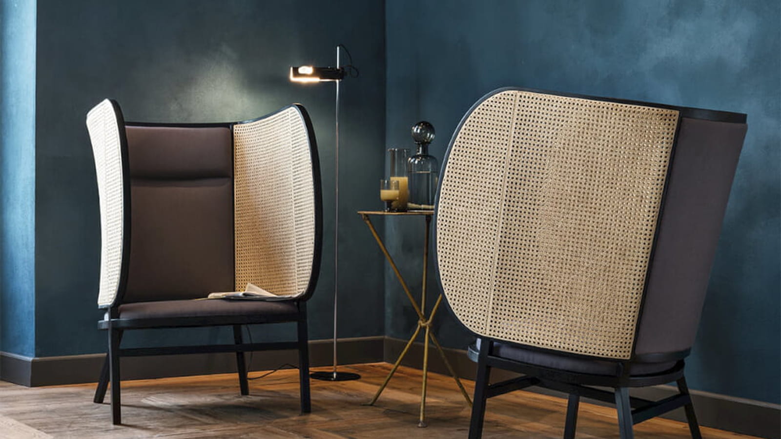 Fauteuil enveloppant en cannage 