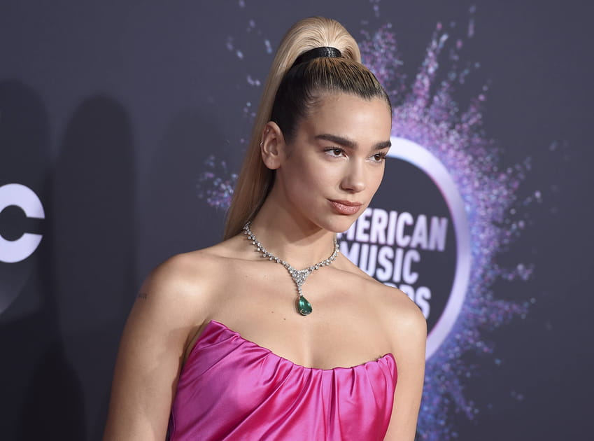 Dua Lipa avec un chouchou noir en cuir sur une queue-de-cheval haute