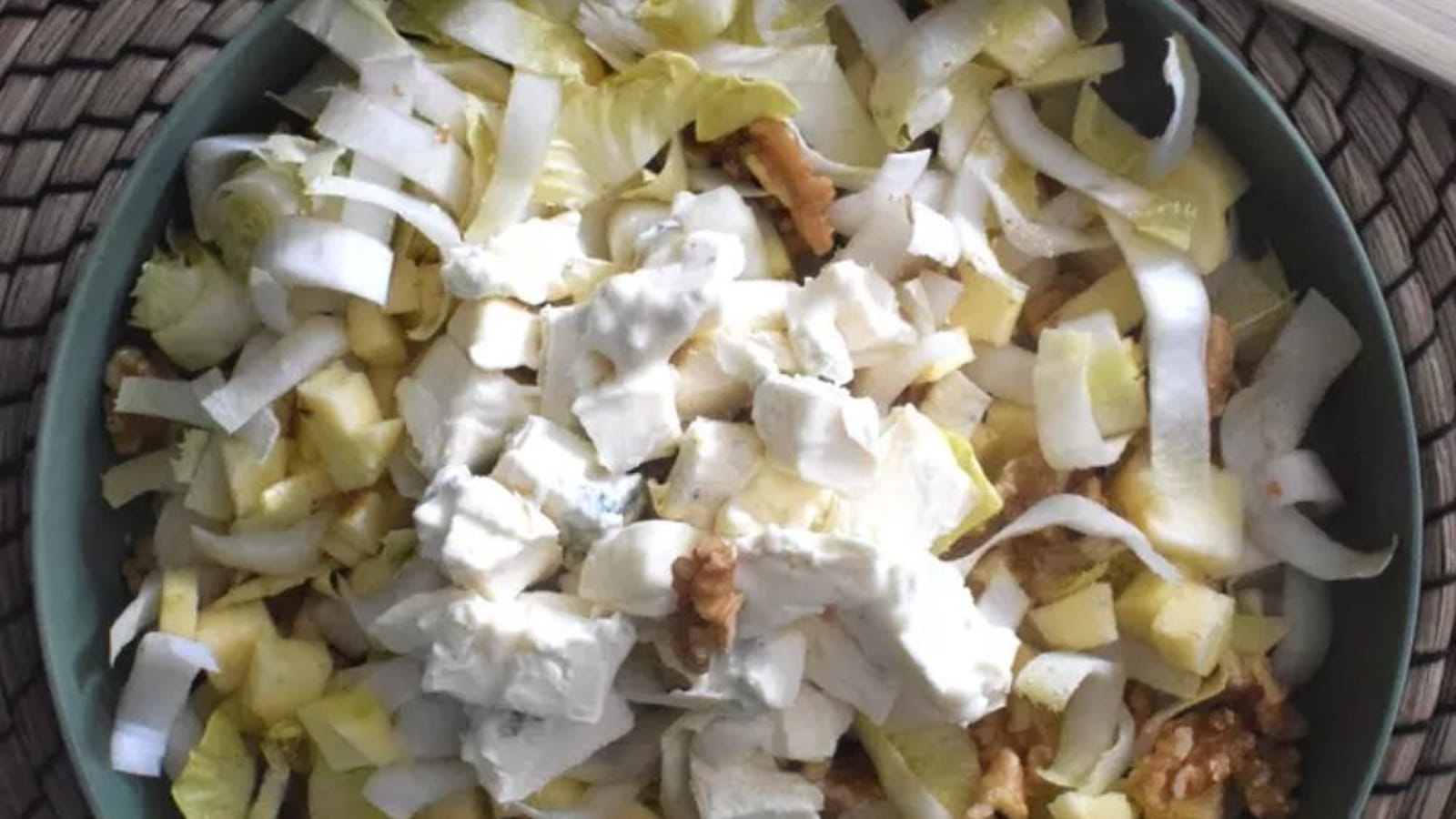 Salade d'endives pommes noix et mughetto