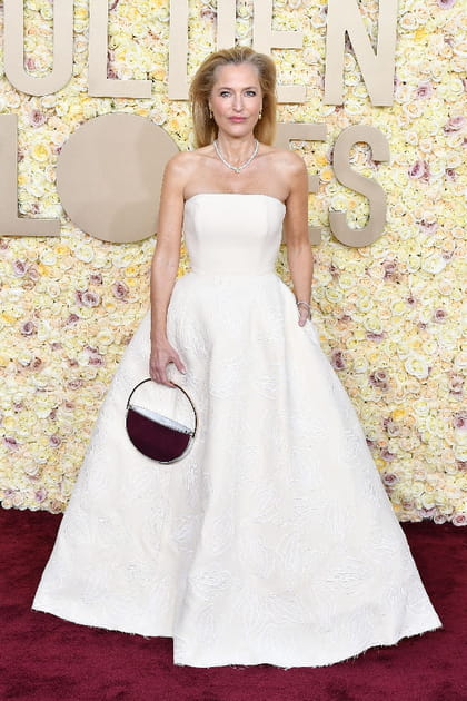 Gillian Anderson en robe blanche