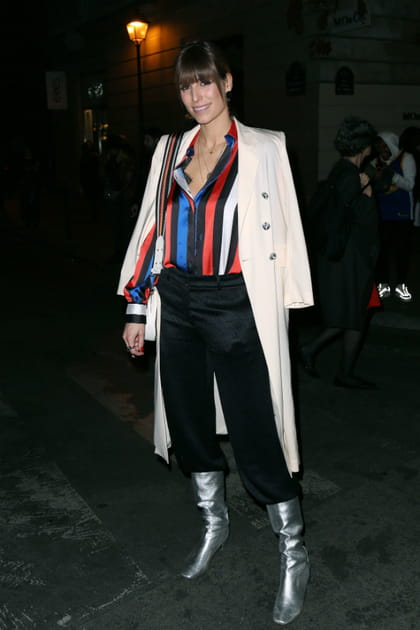 Laury Thilleman en chemise rayée Kenzo et manteau blanc