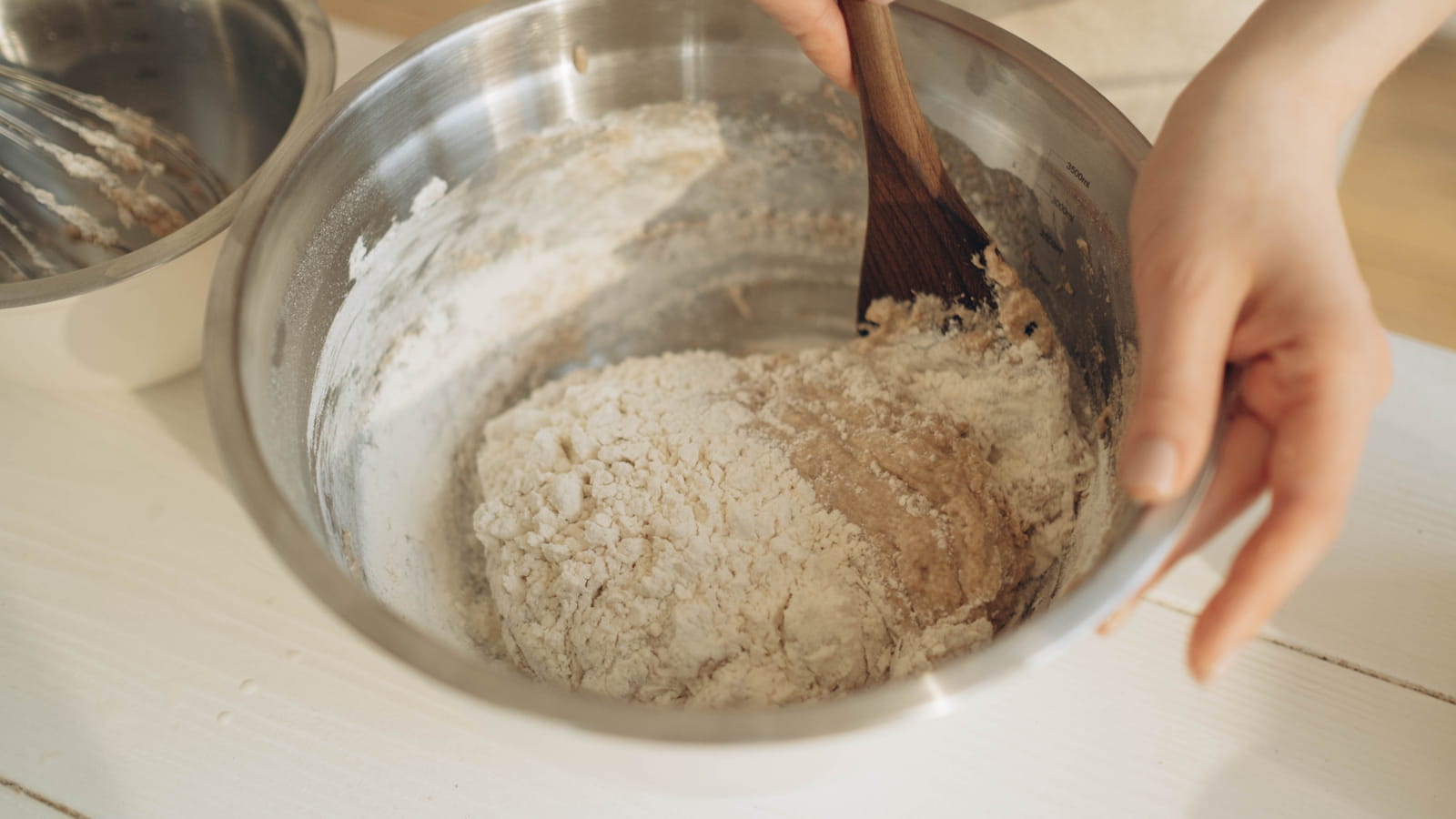 Un torchon mouillé pour stabiliser un saladier