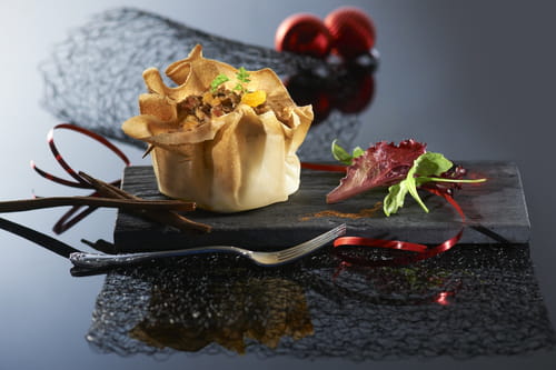 Aumônières de farce au foie gras et au chutney d'abricots, sur lit de pain d'épices