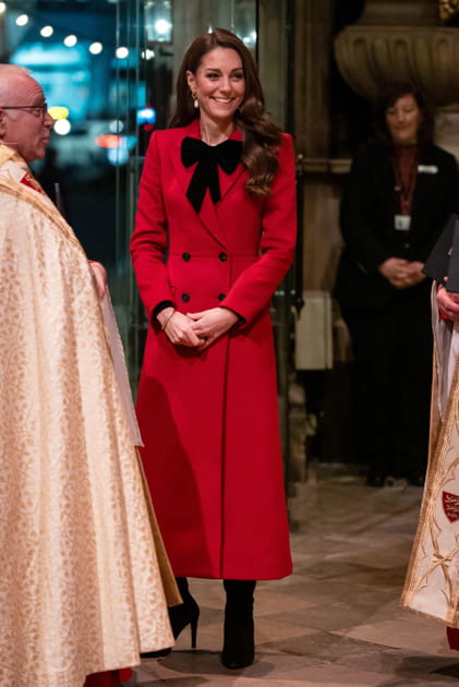 Kate Middleton en manteau rouge et jupe midi
