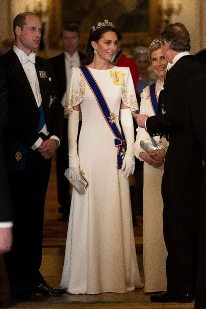 Kate Middleton en robe blanche à épaulettes et longs gants