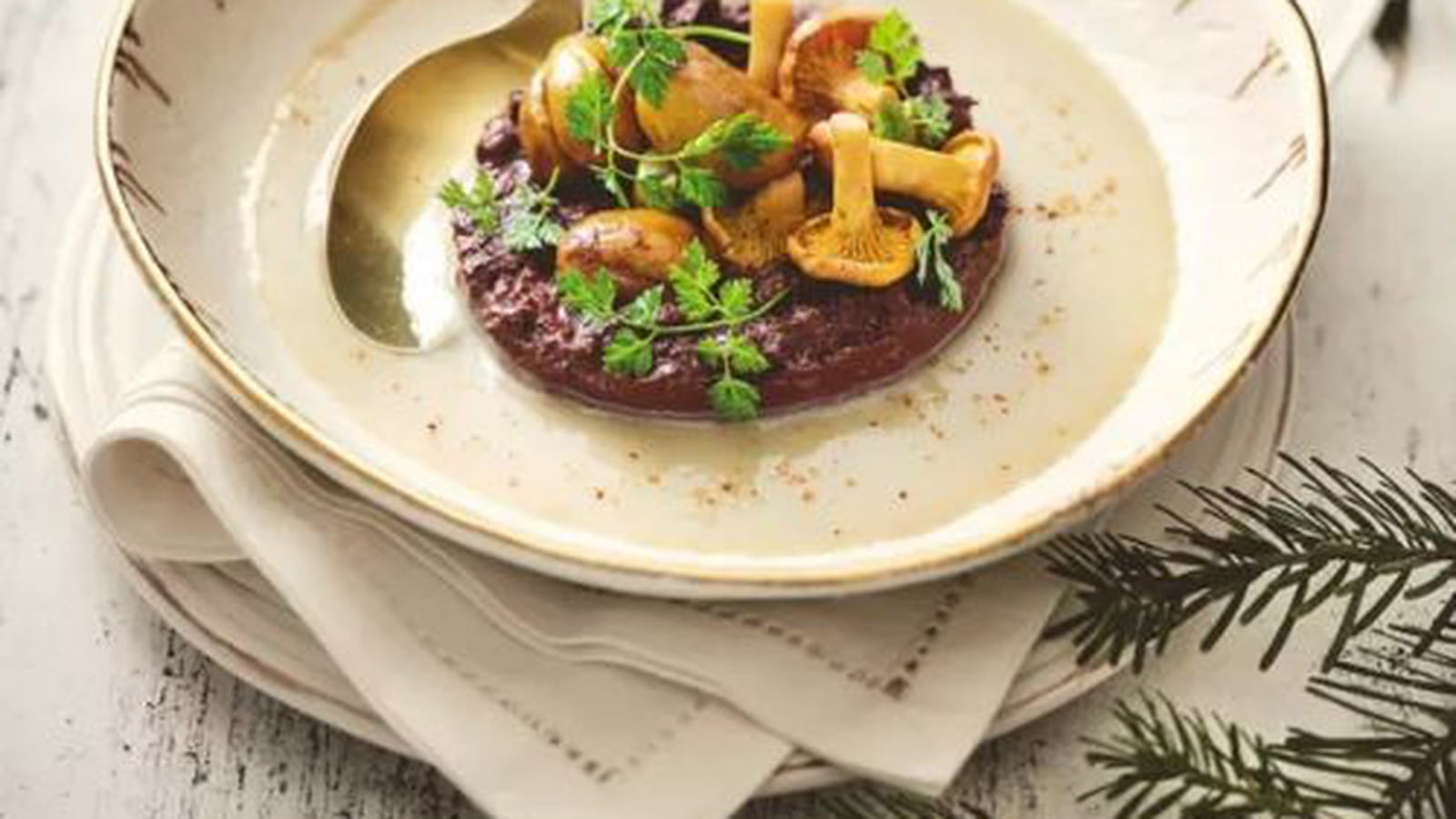 Velouté de marrons à la crème épaisse, boudin noir & pickles de girolles