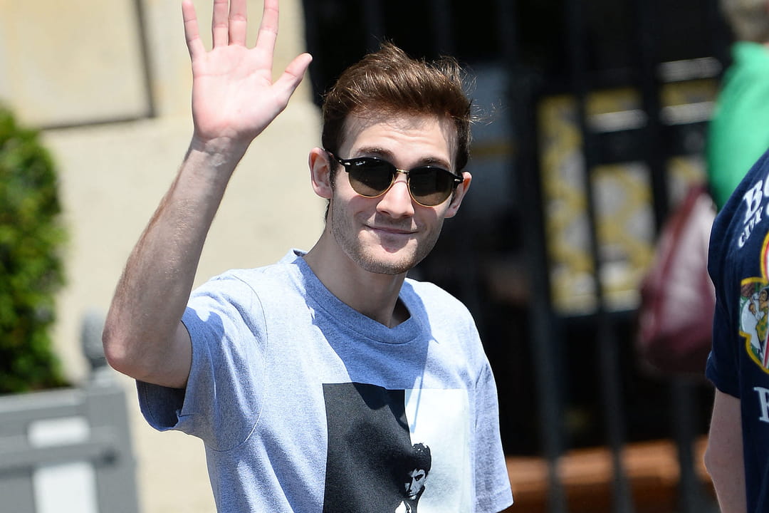 RenéCharles salue la foule devant l'hôtel Crillon, en 2019