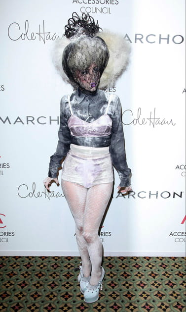 Lady Gaga se voile la face