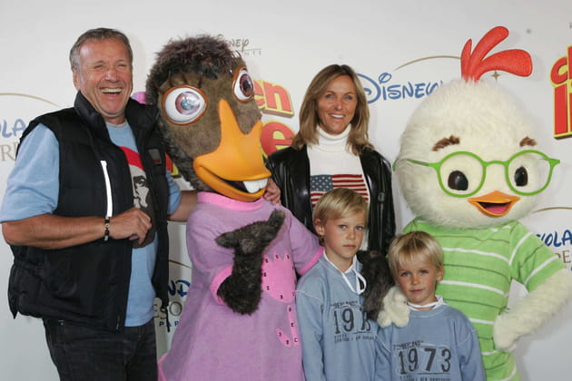 Yves Rénier avec son épouse Karin et leurs fils Jules et Oscar à Disneyland Paris en 2005