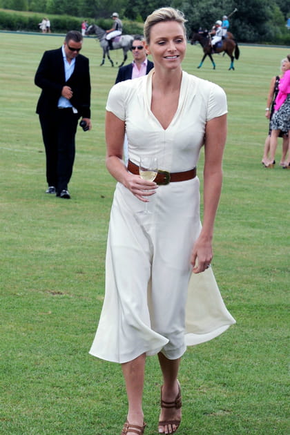 Charl&egrave;ne de Monaco en robe d'&eacute;t&eacute; blanche