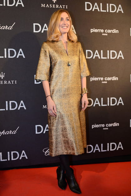 Julie Gayet en robe droite dor&eacute;e et bottines noires