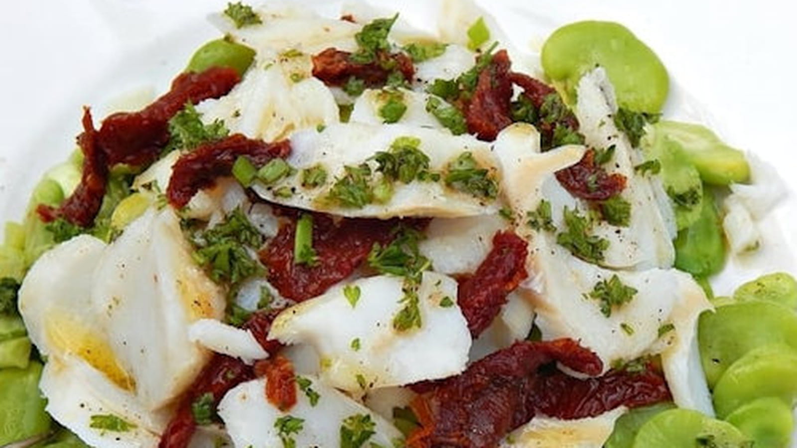 Salade de fèves et morue, vinaigrette aux cébettes