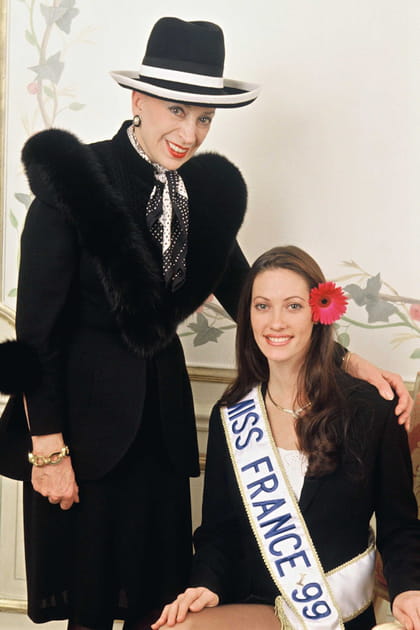 Genevi&egrave;ve de Fontenay en chapeau bicolore et veste en fourrure noire