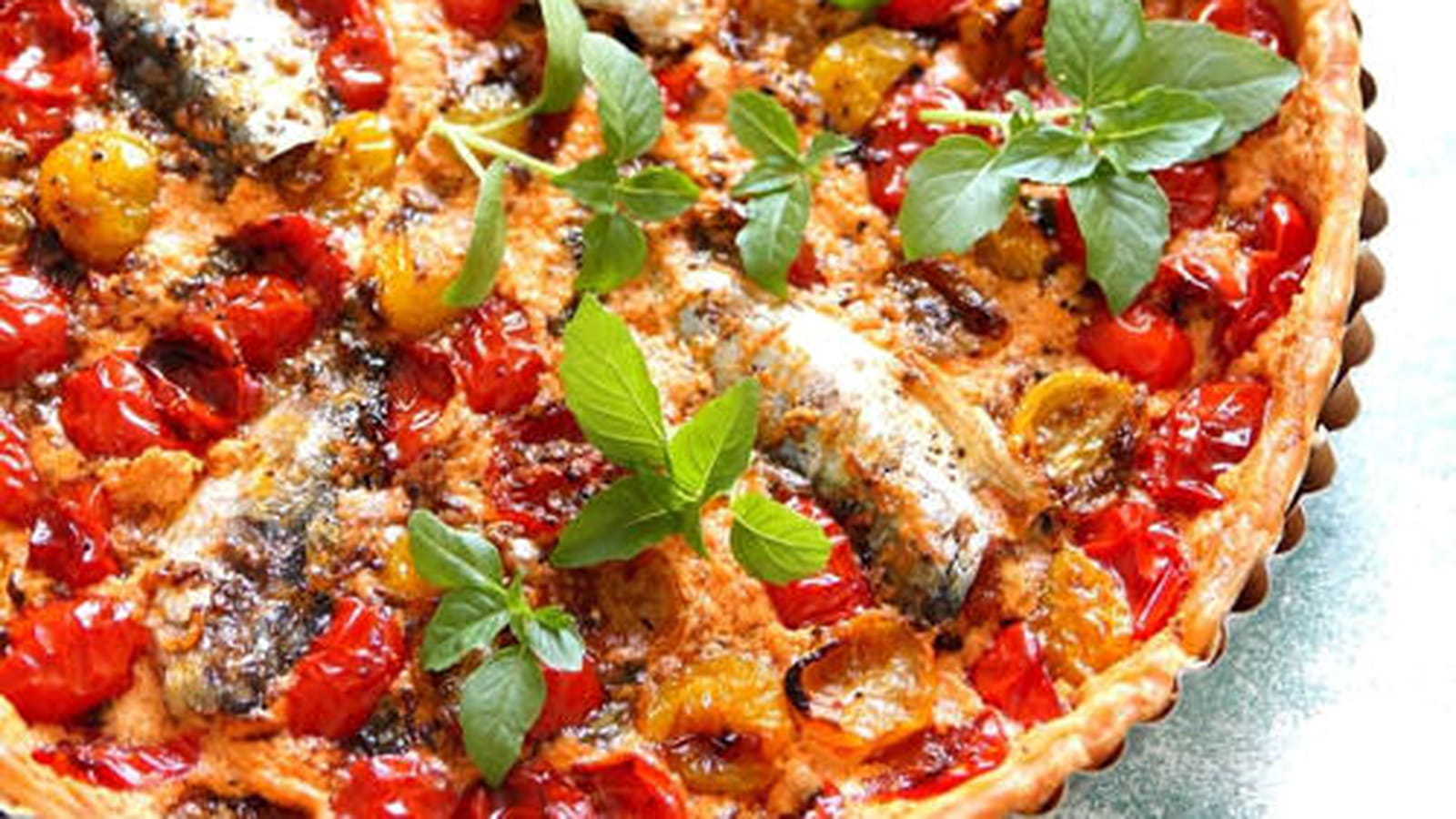 Tarte au fromage frais, tomates cerises et sardines
