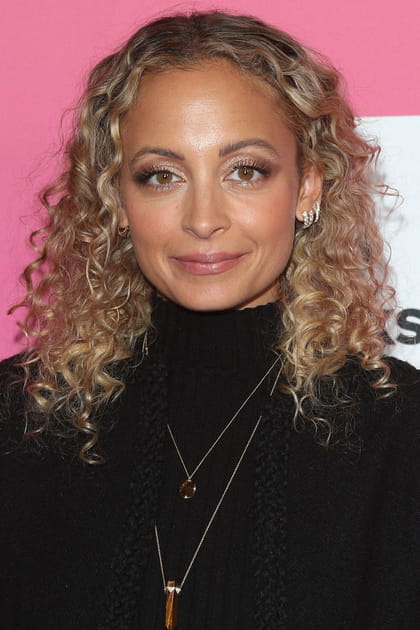 Le mi-long tr&egrave;s boucl&eacute; de Nicole Richie