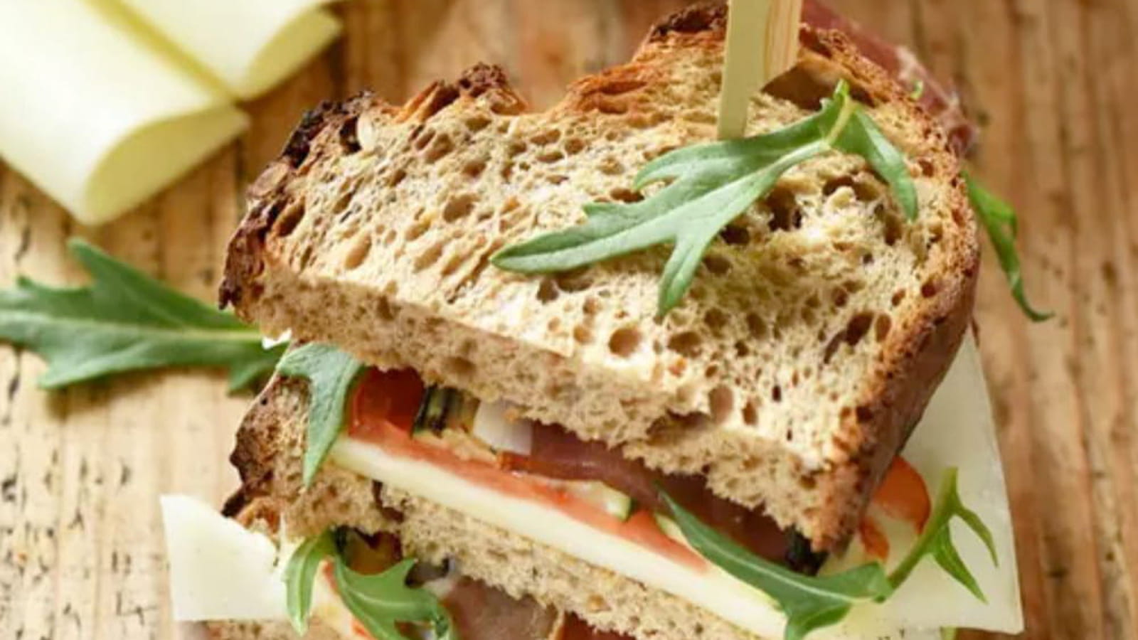 Club Sandwich aux tranches de brebis Lou Pérac, légumes grillés et jambon de pays