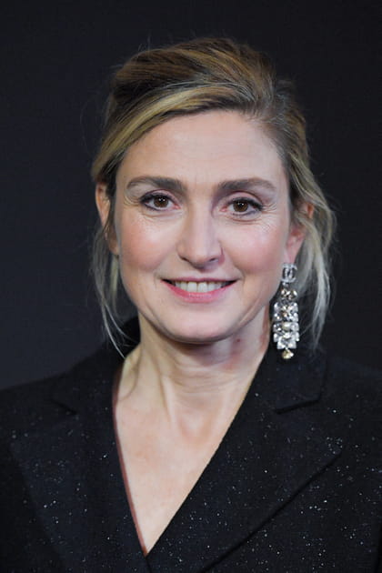 Julie Gayet charme l'assembl&eacute;e avec une mise en beaut&eacute; tout en sobri&eacute;t&eacute;