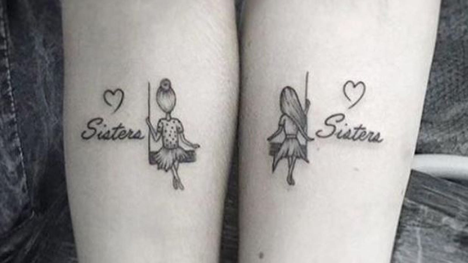 Soeurs sur une balançoire