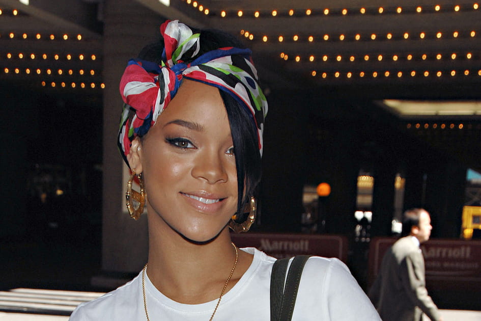 Le bandeau dans les cheveux de Rihanna