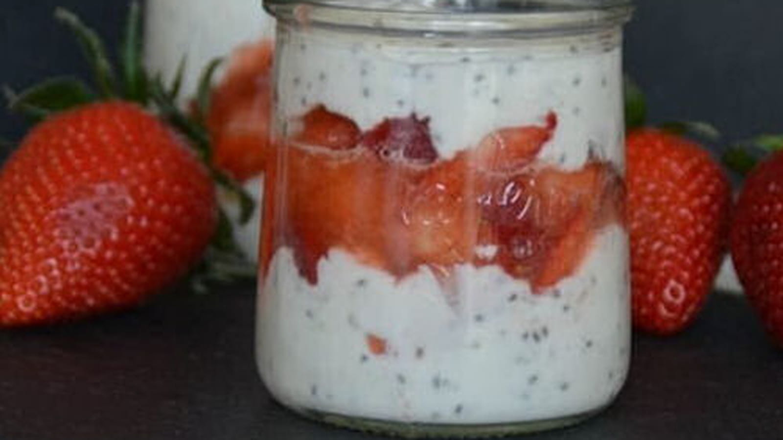 Trifle fraise, banane et graines de chia