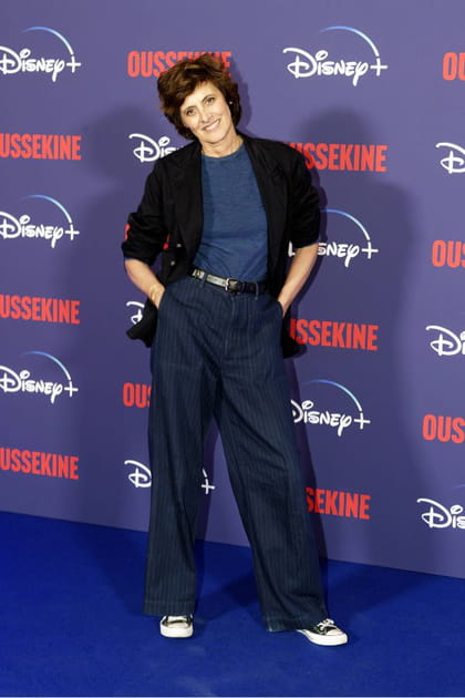 Inès de la Fressange en denim ample et veste de blazer