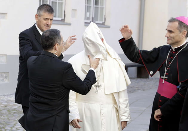 Rafale sur le manteau papal