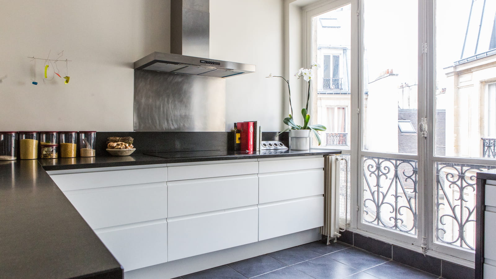 Cuisine moderne blanche et noire