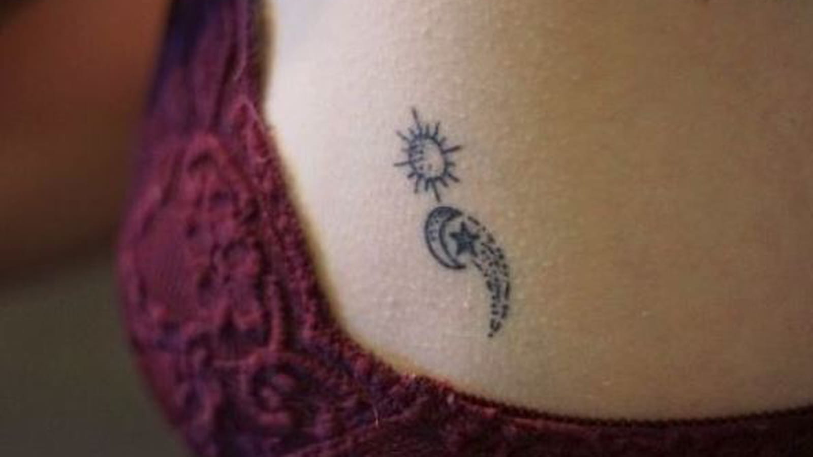 Point-virgule, lune et soleil sur le flanc