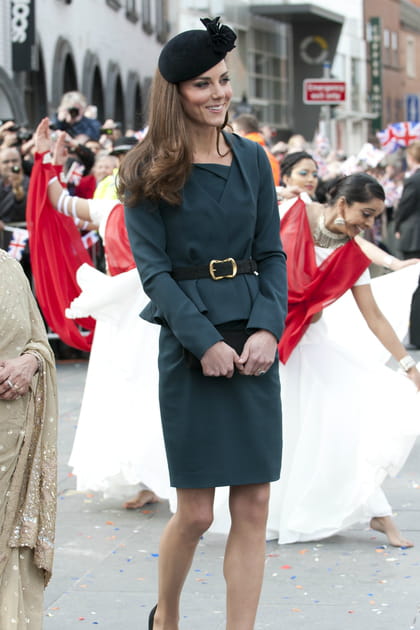 Kate Middleton en ensemble bleu canard ceintur&eacute; L.K. Bennett