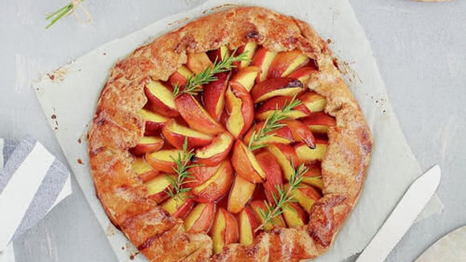 Tarte aux pêches, miel, citron et romarin