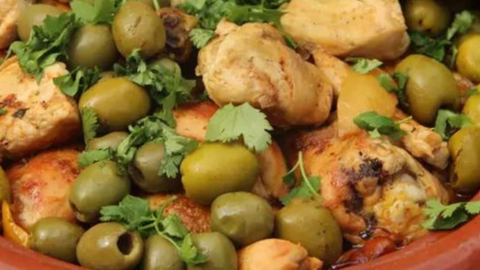 Tajine de poulet, citrons confits, olives vertes et coriandre