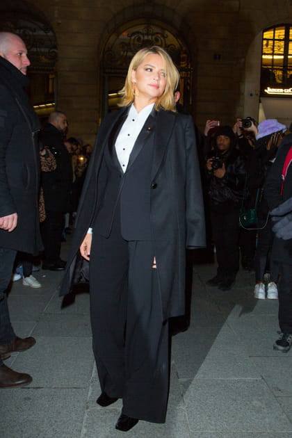 Virginie Efira en costume noir oversize et chemise blanche Giorgio Armani