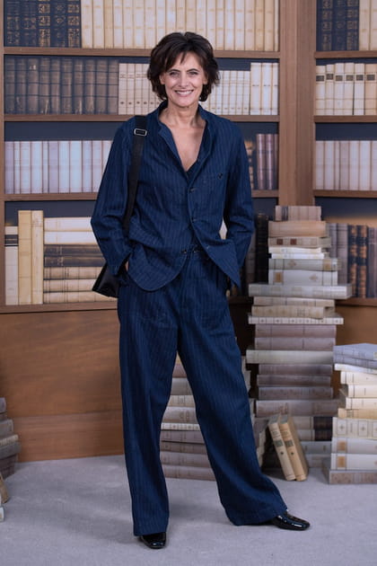 Ines de la Fressange en costume rayé bleu marine