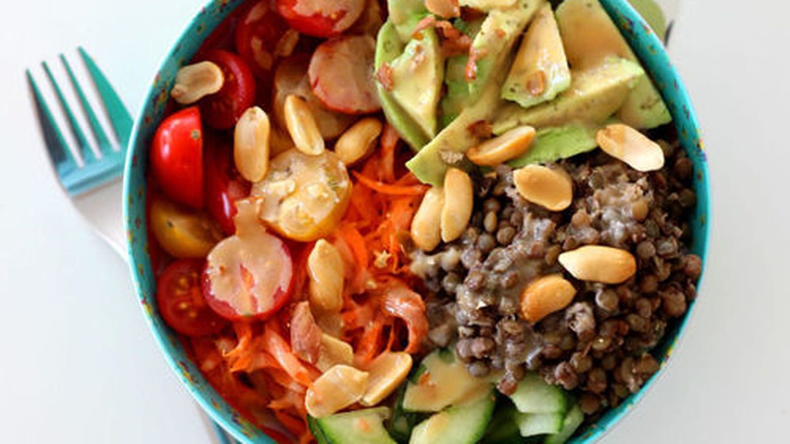 Salade végétarienne aux lentilles et avocat