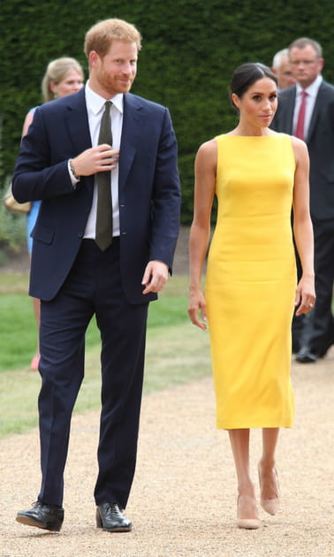 La robe droite jaune de Meghan Markle