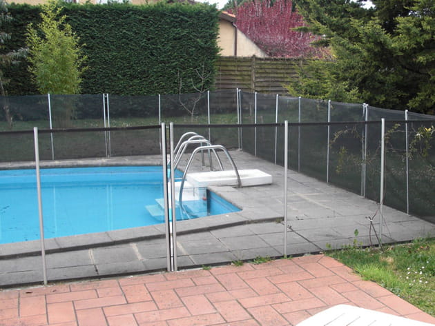 Avant : une piscine entourée de dalles de béton