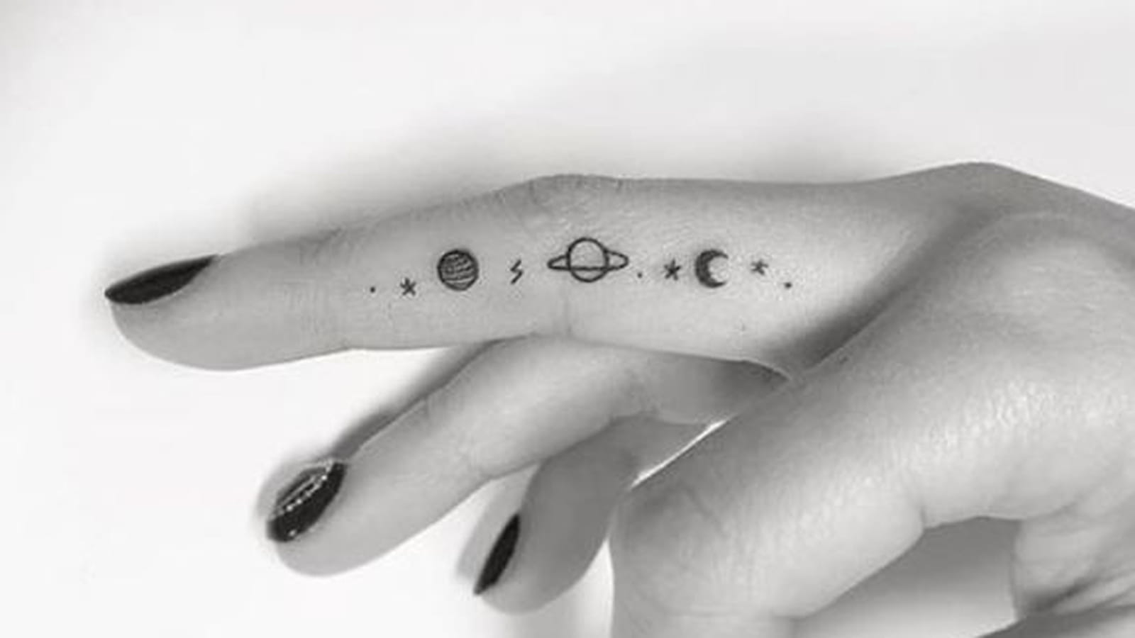 Lune et planètes sur le doigt