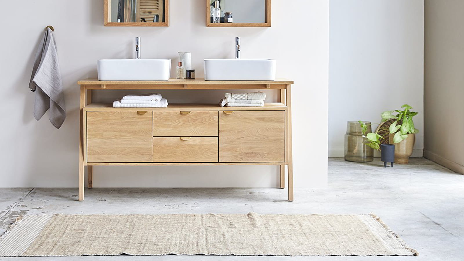 Un meuble vasque en bois blond