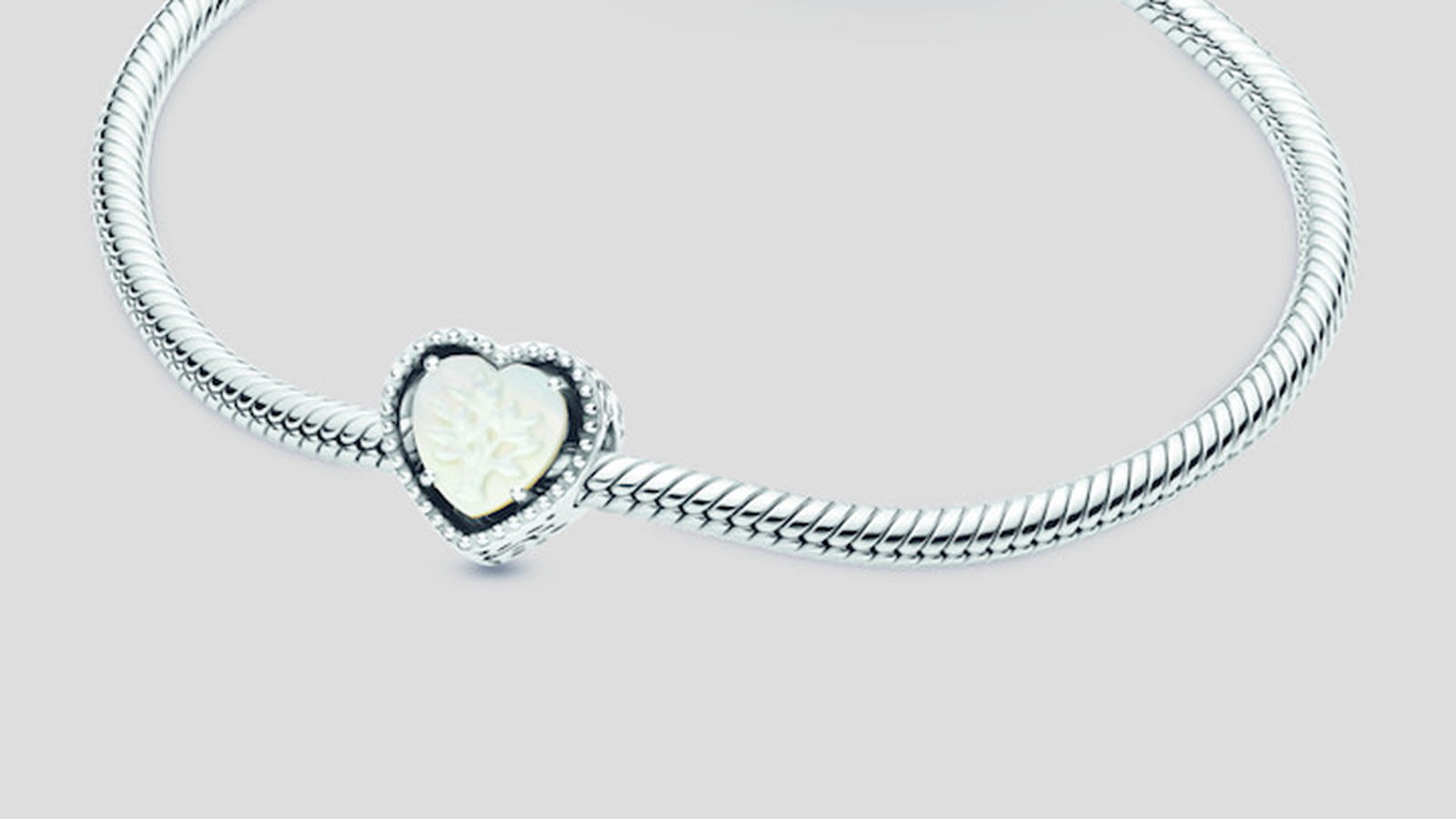 Bracelet et charm Pandora
